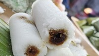 Dengan harga Rp 4.500, kamu bisa mencicipi kue putu bambu premium. Teksturnya lembut dengan isian gula merah melimpah. Ada parutan kelapa segar di atasnya. Bisa dicoba di Putu Bambu Portugal, Jl. Pisangan Lama, Rawamangun. Foto : Putu Bambu Portugal