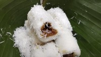 Kue Putu Bambu Medan Saka di Pluit Sakti juga bisa dicoba. Ukurannya besar dan dibalut parutan kelapa royal. Harganya Rp 20.000 per 5 buah. Foto : Yoggi Then Via Google Image