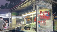 Mampir ke Cikini bisa cicip kue putu bambu Medan yang empuk dengan isian gula merah yang manis legit. Bisa beli lewat ojek online dengan harga Rp 23.500 per 5 buah.  Foto: Google Review