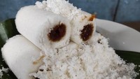 Di Muara Kapuk, Jakarta Utara juga ada penjual putu bambu gerobakan. Meski jualannya sederhana, tetapi rasanya lezat. Penjual ini juga punya jajanan lain, seperti cenil, putu mayang, dan lupis. Foto : Google Review