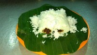 Menikmati kue putu bambu yang hangat bisa di Putu Bambu Medan 86 di Rawa Buntu, Serpong. Rasanya gurih nikmat dengan taburan kelapa parut melimpah. Foto : Google Review