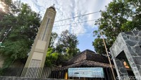 Menara masjid yang lokasinya terpisah dengan bangunan utama Masjid Bambu, berfungsi sebagai tempat pengeras suara waktu salat.