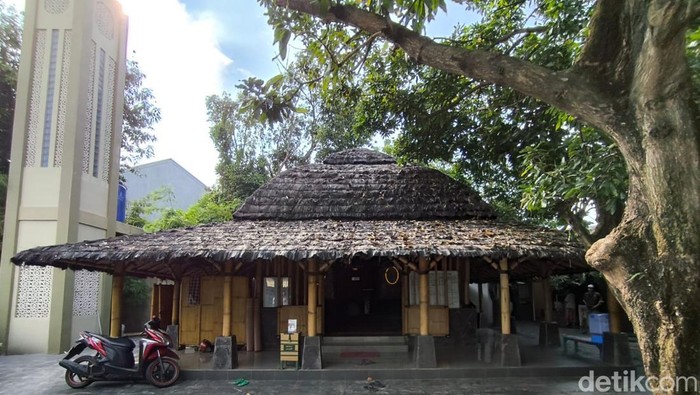 Masjid Bambu atau Masjid Ash-Shomad Cirebon.