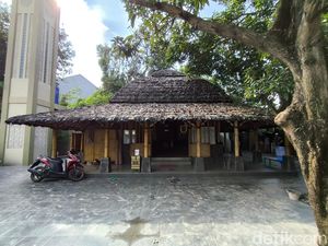 Menikmati Sejuknya Suasana Masjid Bambu di Cirebon