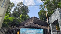 Atap Masjid Bambu yang dibuat menggunakan serat ijuk berwarna hitam.