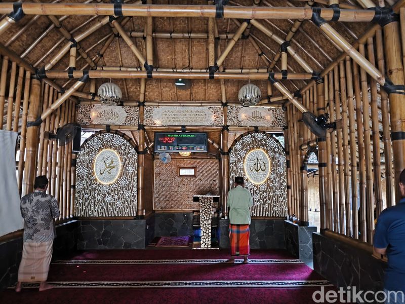 Masjid Bambu atau Masjid Ash-Shomad Cirebon.