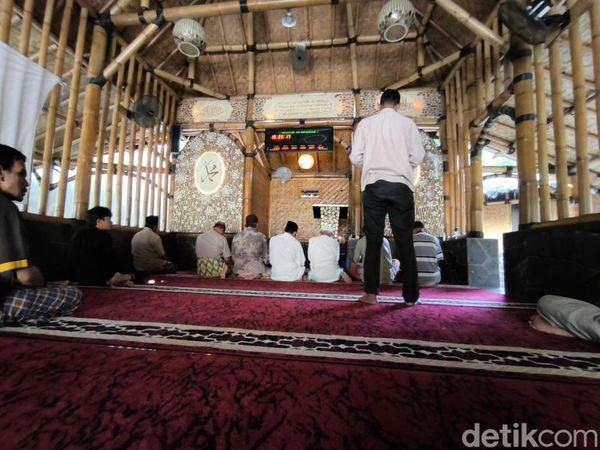 Sejuknya Masjid Bambu di Cirebon