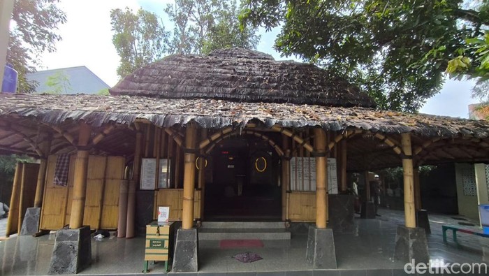 Masjid Bambu atau Masjid Ash-Shomad Cirebon. Masjid Bambu atau Masjid Ash-Shomad Cirebon.