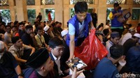 Tahun ini, panitia menyiapkan 4.000 porsi makanan setiap harinya untuk para jamaah dan masyarakat yang datang ke masjid terbesar di Indonesia tersebut.