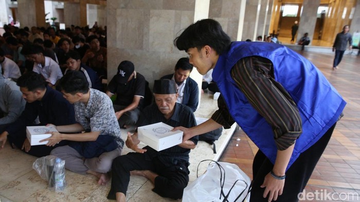 Masjid Istiqlal Sediakan 4.000 Porsi Makanan untuk Buka Puasa Umat muslim berbuka puasa di Masjid Istiqlal, Jakarta, Senin (3/3/2025). Masjid Istiqlal menyediakan 4.000 porsi makanan gratis untuk berbuka puasa yang diberikan kepada warga setiap hari selama bulan Ramadan.