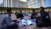 Ketua Panitia Amaliah Masjid Istiqlal, Masud Halimin mengatakan menu makanan yang disiapkan berganti setiap harinya. Namun bahan dasarnya tetap sama yakni daging, ayam dan telur.