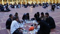 Selain menyediakan makanan berbuka, Masjid Istiqlal juga menyiapkan sahur bagi jamaah, terutama menjelang 10 hari terakhir Ramadan.