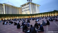 Nasaruddin Umar menambahkan bahwa sebagian besar makanan berbuka puasa yang disediakan di Istiqlal berasal dari dukungan sponsor, baik dari masyarakat maupun organisasi. Hal ini menunjukkan kepedulian berbagai pihak dalam mendukung kegiatan berbagi di bulan suci Ramadan.