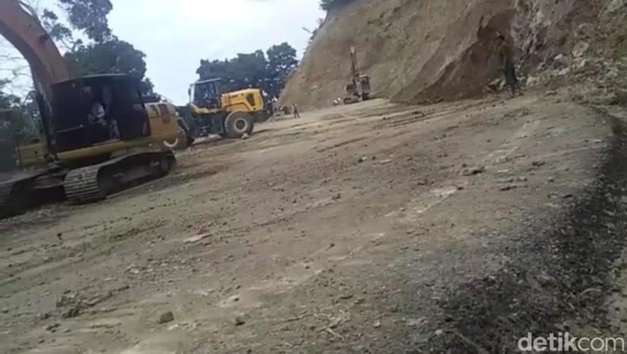Material longsor dibersihkan
