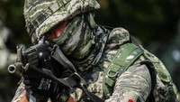 “Dari sudut pandang AS, kami mempelajari berbagai teknik, taktik, dan prosedur tentang cara bekerja tidak hanya di amfibi, tetapi juga di beberapa lingkungan unik yang ditawarkan di sini, di Thailand,” kata Kolonel Stuart W. Glenn, komandan Pasukan Rotasi Marinir AS untuk Asia Tenggara. 