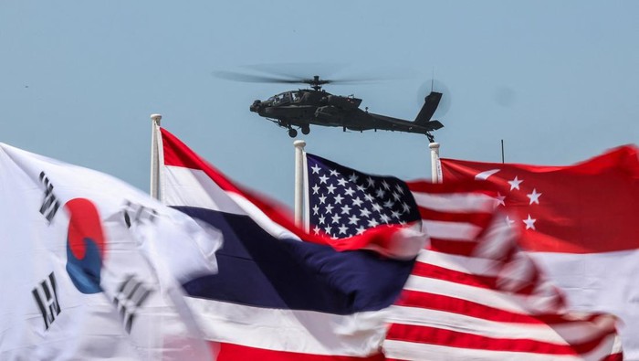 Melihat Latihan Militer Multilateral Tahunan Terbesar di Asia South Korean marines, along with Thai and U.S. marines participate in an amphibious assault exercise as part of the