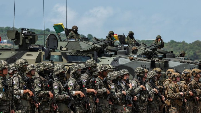 Melihat Latihan Militer Multilateral Tahunan Terbesar di Asia South Korean marines, along with Thai and U.S. marines participate in an amphibious assault exercise as part of the