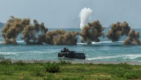 Latihan diawali dengan serangan udara, diikuti oleh pendaratan amfibi, dan latihan bentrok antara pasukan bertahan dan penyerang yang berusaha merebut pangkalan pantai pihak lawan. 
