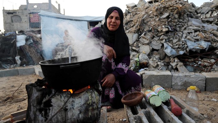 A Palestinian family prepares Iftar meals to break the fast, during the holy month of Ramadan, at Jabalia refugee camp in northern Gaza Strip, March 2, 2025. REUTERS/Mahmoud Issa