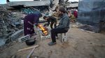Melihat Warga Gaza Menyiapkan Menu Berbuka di Reruntuhan Bangunan