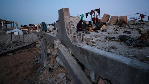 A Palestinian family prepares Iftar meals to break the fast, during the holy month of Ramadan, at Jabalia refugee camp in northern Gaza Strip, March 2, 2025. REUTERS/Mahmoud Issa