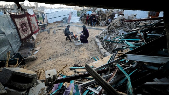 A Palestinian family prepares Iftar meals to break the fast, during the holy month of Ramadan, at Jabalia refugee camp in northern Gaza Strip, March 2, 2025. REUTERS/Mahmoud Issa