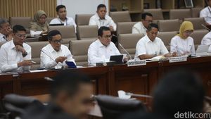 Mendag Dicecar soal Mahalnya Minyakita dan Cabai Rawit Merah