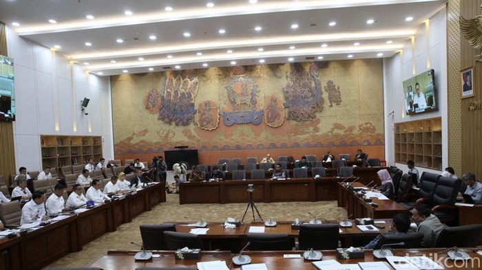 Mendag Dicecar soal Mahalnya Minyakita dan Cabai Rawit Merah Menteri Perdagangan Budi Santoso mengikuti rapat kerja bersama Komisi VI DPR. Budi Santoso dicecar anggota Komisi VI terkait mahalnya harga Minyakita dan cabai rawit merah.