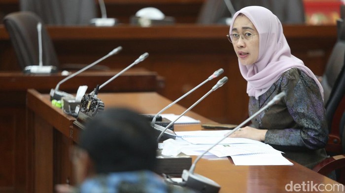 Mendag Dicecar soal Mahalnya Minyakita dan Cabai Rawit Merah Menteri Perdagangan Budi Santoso mengikuti rapat kerja bersama Komisi VI DPR. Budi Santoso dicecar anggota Komisi VI terkait mahalnya harga Minyakita dan cabai rawit merah.