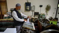 Pekerja memproduksi Al-Qur’an Braille di Percetakan Yayasan Penyantun Wyata Guna, Bandung, Jawa Barat, Senin (3/3/2025).