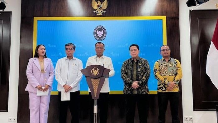 Mensesneg Prasetyo Hadi, Menaker Yasserli, Menteri BUMN Erick Thohir, hingga PT Sritex di kompleks Istana Kepresidenan, Jakarta, Senin (3/3/2025).