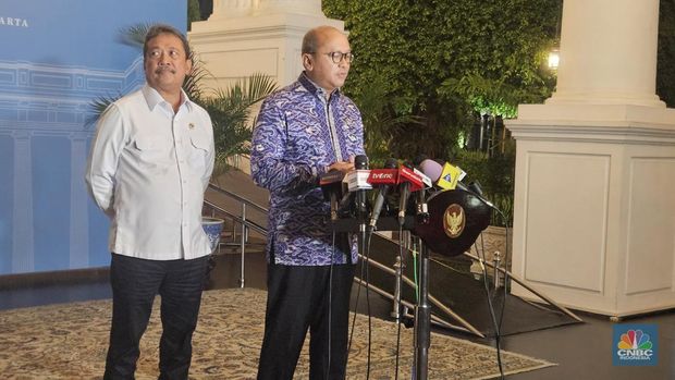 Menteri Investasi dan Hilirisasi sekaligus Kepala Badan Pengelola Investasi (BPI) Danantara Rosan Roeslani menjelaskan hasil rapat terbatas dengan Presiden Prabowo Subianto di Istana Negara, Jakarta, Senin (3/3/2025) malam.