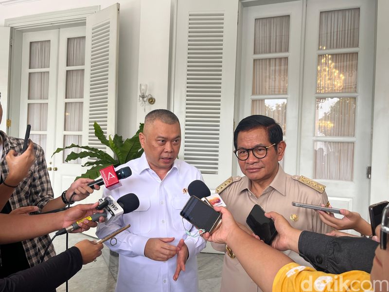 Menteri Perhubungan Dudy Purwagandhi di Balai Kota DKI Jakarta, Jakarta Pusat (Kemeja putih) (Belia/detikcom).
