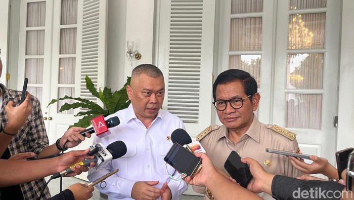 Menteri Perhubungan Dudy Purwagandhi di Balai Kota DKI Jakarta, Jakarta Pusat (Kemeja putih) (Belia/detikcom).