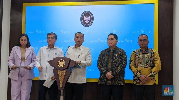 Menteri Tenaga Kerja, Yassierli memberikan keterangan dalam Konferensi pers terkait PT Sritex di Istana Kepresidenan, Jakarta, Senin (3/3/2025). (CNBC Indonesia/Emir Yanwardhana)