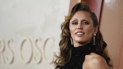 Jangan Kasih Kartu Natal, Miley Cyrus Fobia Kertas!