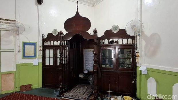 Mimbar di dalam Mushola Al-Kautsar Palembang.