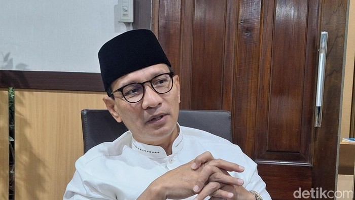 Wali Kota Mataram Mohan Roliskana saat diwawancarai di kantornya, Senin (3/3/2025).
