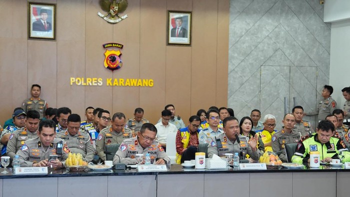 Momen Kakorlantas Polri Irjen Agus Suryo Nugroho membakar semangat jajarannya dan stakeholder untuk menyiapkan strategi terbaik dalam Operasi Ketupat 2025. Foto: Dok. Istimewa.