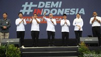 Pantauan detikJatim di lokasi, tampak hadir Menteri Koordinator Bidang Perekonomian Zulkifli Hasan (Zulhas), Menteri Desa dan Pembangunan Daerah Tertinggal Yandri Susanto, serta Wakil Menteri Perdagangan RI Dyah Roro Esti. Selain itu, Kepala Badan Pangan Nasional Arief Prasetyo Hadi, Wakil Gubernur Jawa Timur Emil Elestianto Dardak, dan Bupati Ngawi Ony Anwar Harsono juga turut serta dalam acara tersebut. Anggota DPR RI Verrel Bramasta dan beberapa pejabat lainnya pun hadir untuk mendukung gerakan ketahanan pangan ini.