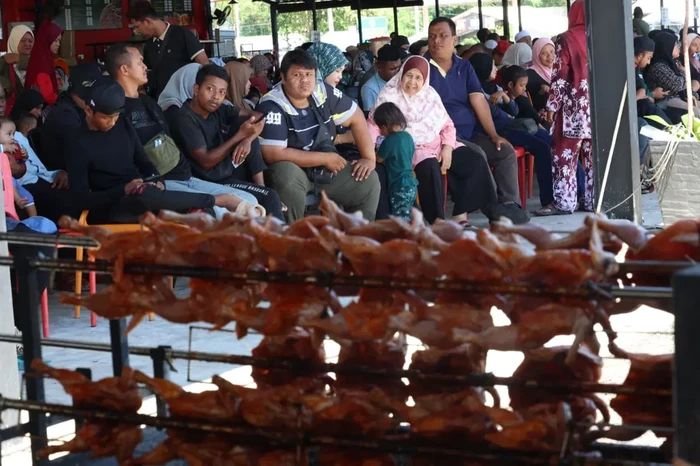 Murah Banget! Pria Ini Jual Ayam Panggang Utuh Rp 3.600 per Ekor