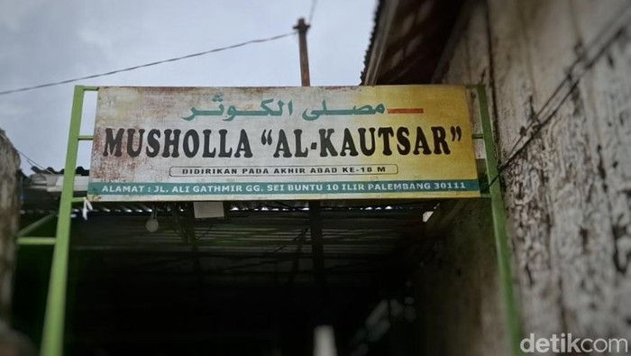 Mushola Al-Kautsar yang terletak di pinggir Sungai Musi sudah dibangun sejak abad ke-18.