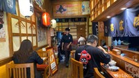 Suasana restorannya seperti di animasi Jepang Ghibli. Interiornya didominasi dengan ornamen kayu, sehingga suasana Jepang terasa kental. Foto: detikcom/Riska Fitria