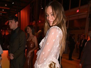 Olivia Wilde Tampil dengan Naked Dress di Oscars 2025, Dikritik Netizen