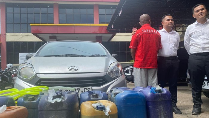 Operator SPBU dan barang bukti saat diamankan polisi.