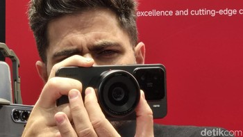 Tidak ketinggalan smartphone concept berupa Sistem Optik Modular Xiaomi. Ini adalah Xiaomi 15 yang dimodifikasi sehingga bisa ditempel lensa 35mm f/1.4 yang terhubung secara magnetis dengan teknologi Xiaomi LaserLink Communication. Foto: Fitraya Ramadhanny/detikcom