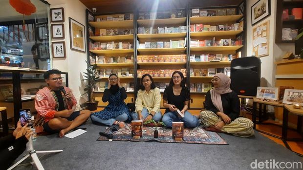Para penulis menceritakan proses kreatif self-publishing di bincang buku 'Kedai Kopi dan Rahasia' di Pos Bloc Jakarta, pada Minggu (2/3).
