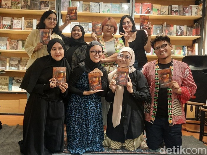Para penulis menceritakan proses kreatif self-publishinh di bincang buku Kedai Kopi dan Rahasia di Pos Bloc Jakarta, pada Minggu (2/3). Para penulis menceritakan proses kreatif self-publishing di bincang buku Kedai Kopi dan Rahasia di Pos Bloc Jakarta, pada Minggu (2/3).