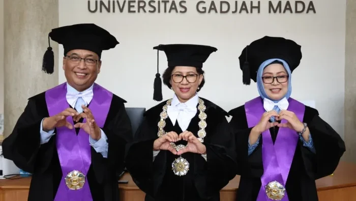 Pasutri ini dikukuhkan sebagai Guru Besar UGM bersamaan. Paling kanan (Agustina) dan paling kiri (Agung)