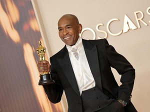 Video Raut Bangga Cynthia Evaro-Ariana Grande Saksikan Pidato Paul Tazewell